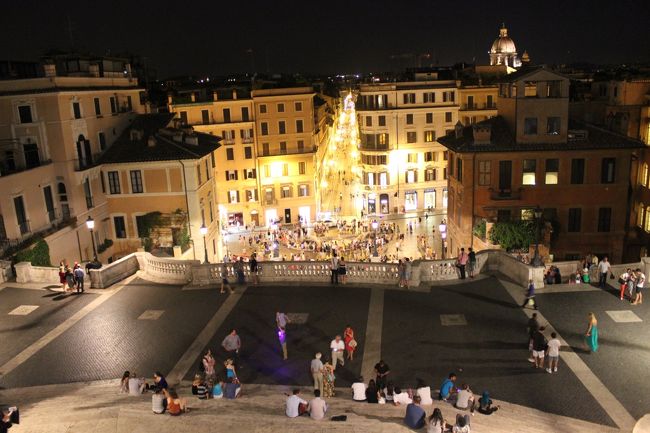 トリニタ・デイ・モンティ広場からスペイン階段を望む