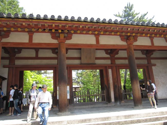 南大門をくぐって境内に入ります。