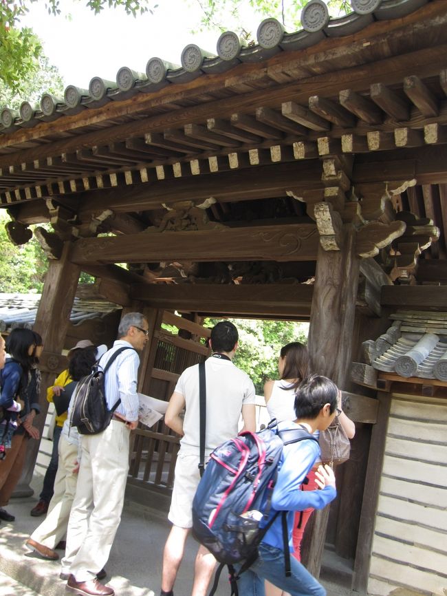 戒壇の門の前には人だかり