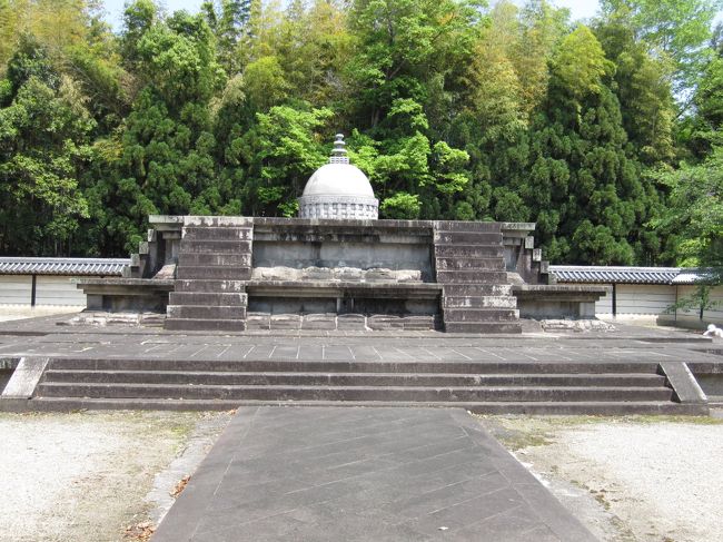 現在は石段の上に仏塔が置かれているだけ