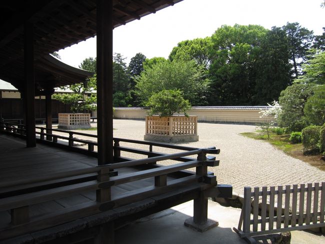 横手の御影堂の庭。