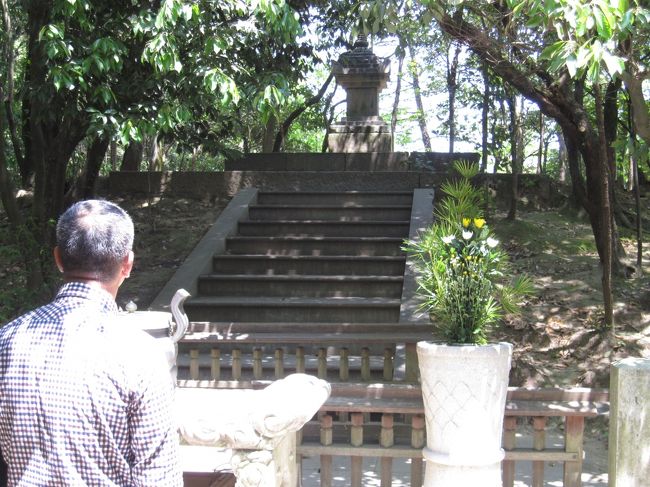 鑑真和上御霊廟の前で