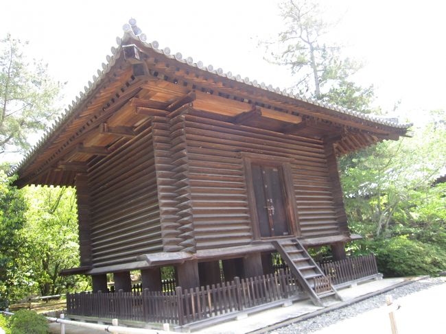 宝蔵と経蔵の前を通り、<br />