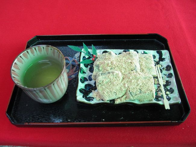 南大門前の茶屋で、関西では定番のわらび餅とお茶を頂き、一休み。<br />一息ついたあとは、最後の目的地東大寺に向かいます。<br />旅行記　３　東大寺に続きます。