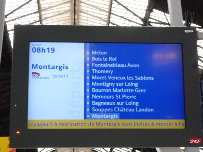 こちらのリヨン駅は電光表示やピクトグラムによる表示がとても充実してました。<br />電車の発車時刻や経由、行き先も書いてあって助かります！<br /><br />こちらの電車は1時間に2本運行。便利です。