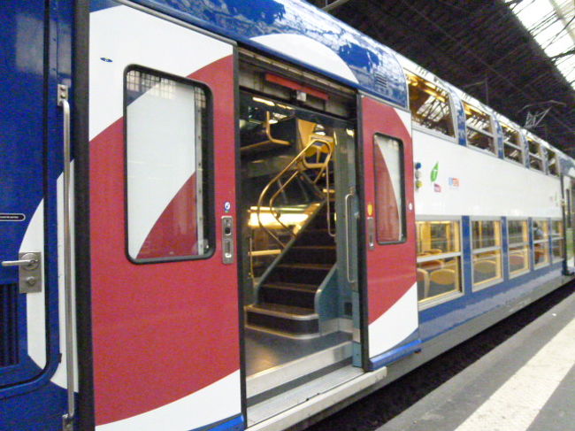 カラフルでポップな車両です。