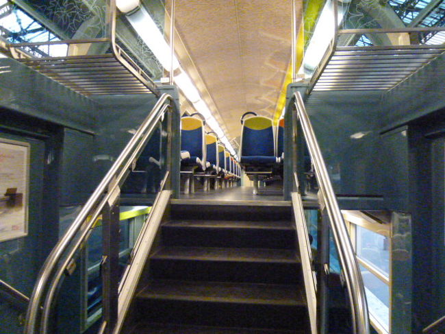 内部は2階建て。<br />Maxやまびこみたいですね。<br /><br />平日朝の電車ということで学生さんぽい人がたくさん乗り込みます。