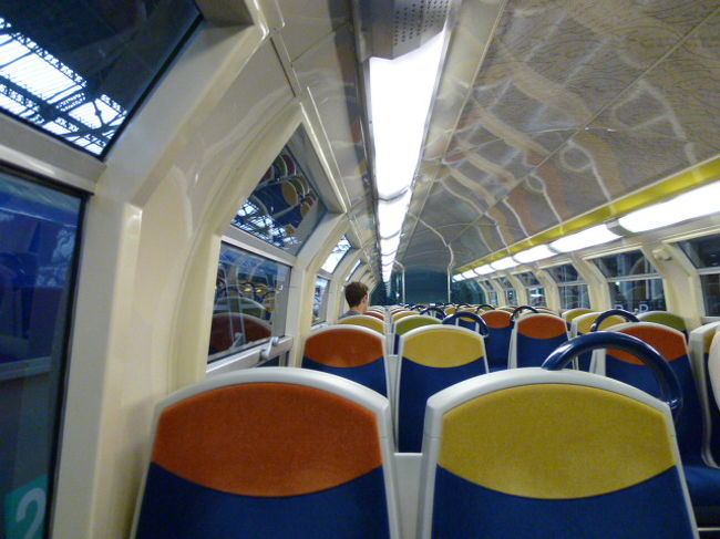 電車の2階に乗り込みます。<br />観光客は少なそう。<br /><br />地下鉄と違ってスリの心配はなさそう。と言っても油断はできませんが。