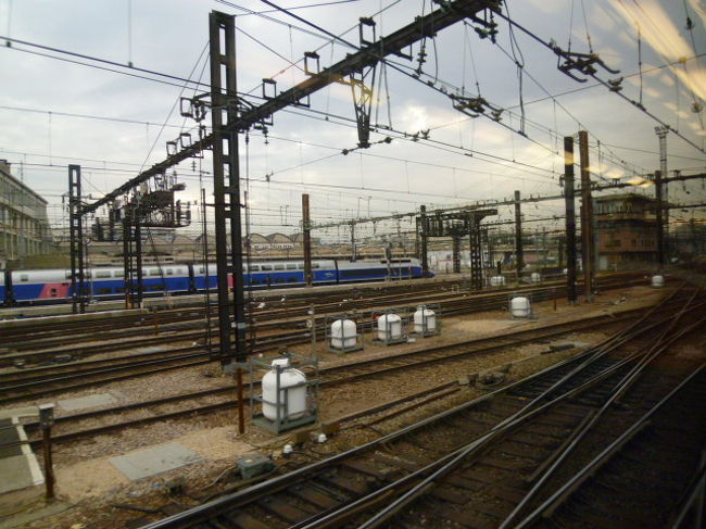 定刻に発車しました。<br />フランスの鉄道はストライキが頻発していて信用できないと言うことですが、今回は大丈夫。<br /><br />線路の姿は万国共通かな・・