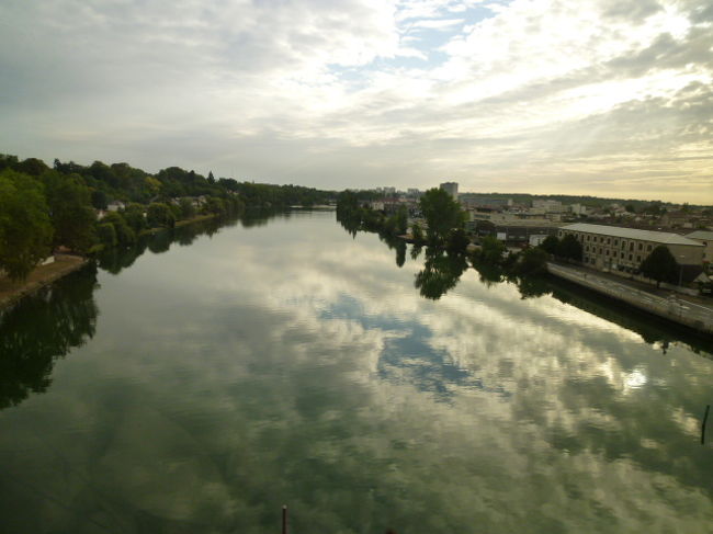 パリ・リヨン駅を発車して20分くらいでこのような景色です。<br /><br />パリは大都会ですが、EU最大の農業国、食糧自給率余裕で100％越えのフランス、のどかな風景が広がってます。