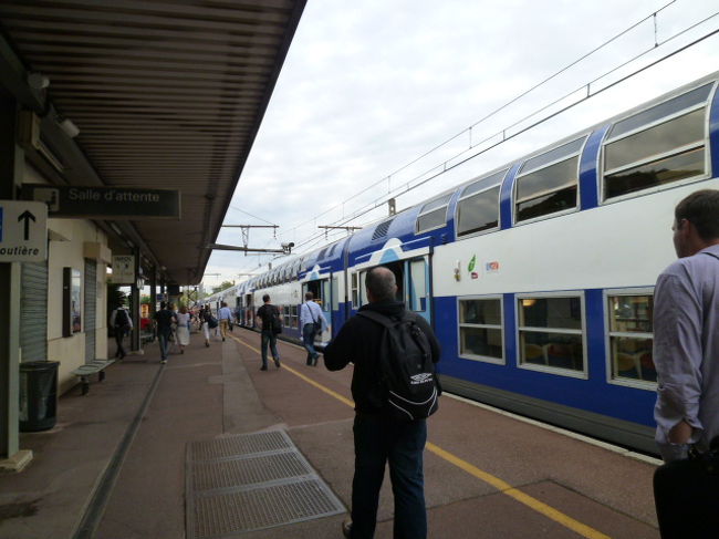 駅のホーム。<br />あまり大きな駅ではないんですね。<br /><br />下車するときはたしか改札がなかったような・・<br /><br />すぐそばのバス停からフォンテーヌブロー宮殿行きのバスに乗ります。<br />いくつかのバス路線がありますが、フォンテーヌブロー宮殿の表示があったり、迷わずにすみました。本数は1時間に3-4本くらい？<br />地元の方でバスは結構な混雑。観光客向きと言うより、明らかに地元民向けの路線バスでした。