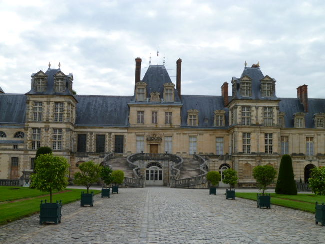 裏口から入ってしまったようですが、フォンテーヌブロー宮殿の正面にやってきました。<br />ちょっと地味・・？<br /><br />中央の緩やかなカーブの階段が有名だそうです。