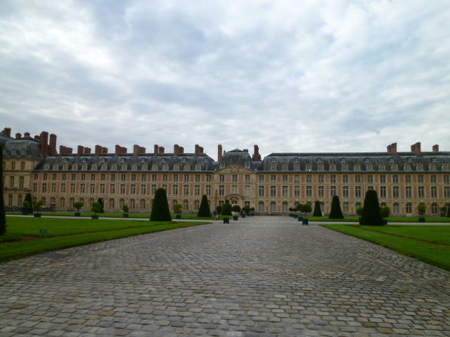 9時半開園です。<br />9：27頃撮影。<br />ちらほら観光客が写真撮っていて、オープンを待ってます。