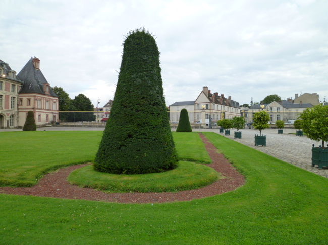 庭園の手入れされた植木は見事ですね。