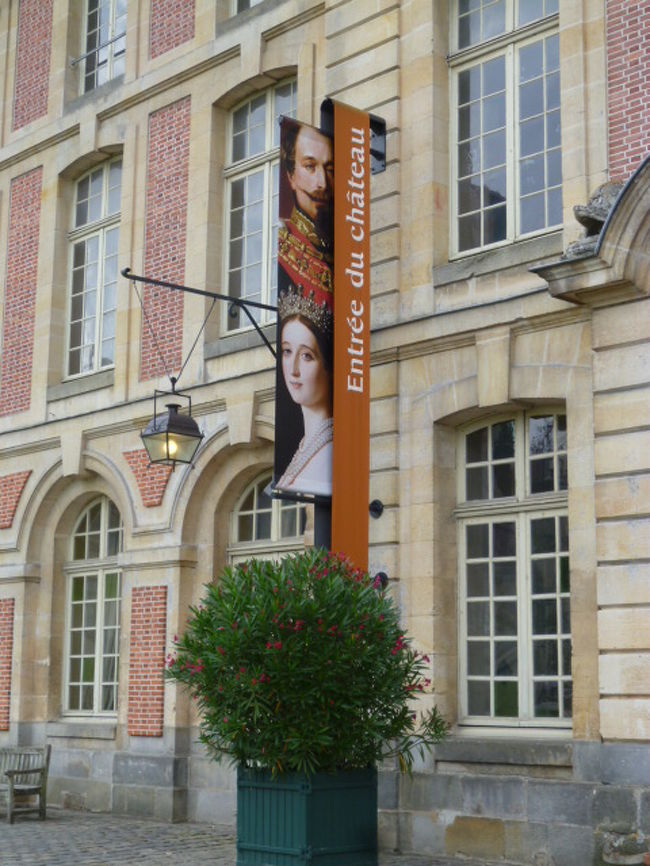 こちらのナポレオン三世の上りのあるところが入り口でした。<br /><br />入り口は小さいですが・・中はもう広くて大変です。