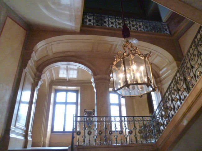 では定刻に入場。まだぱらぱらしか観光客はいません。<br />美術館パスで大丈夫です。オーディオガイドあり。<br /><br />午前中にツアーの団体さんが結構多いようでのんびりしていると団体さんに巻き込まれて動きが取れなくなるかも。