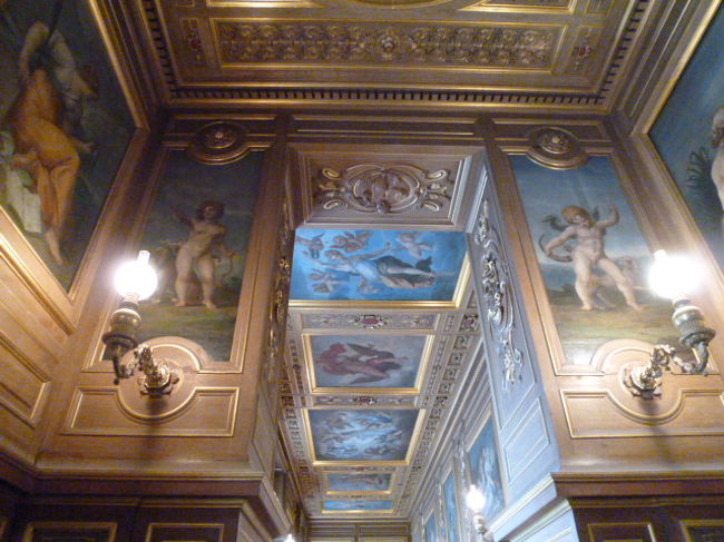 青い壁が上品で落ち着いた雰囲気です。<br />