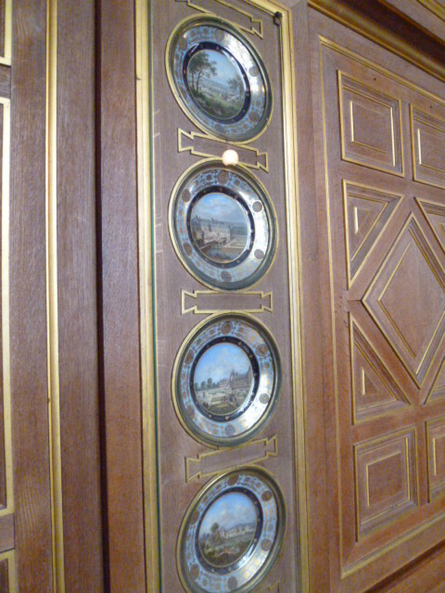 で、こちらはセーブル陶器のお皿が山のように展示されています。<br /><br />模様が1枚1枚異なっていて、豪華です。