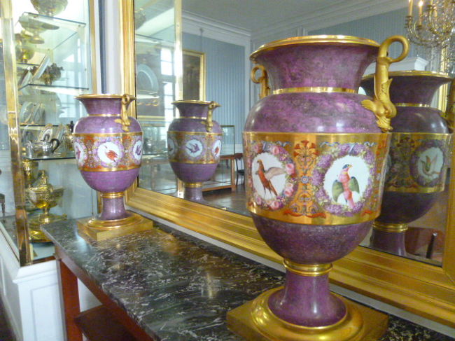 こんな豪華な壺もゴロゴロ。