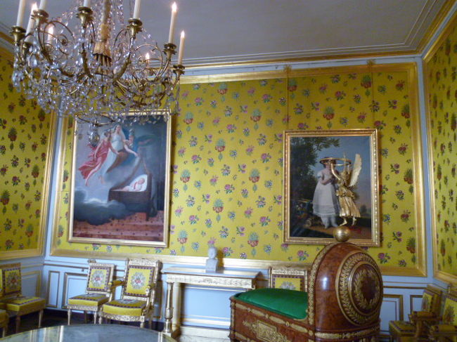 さらに進むと、こんなかわいらしい壁紙のギャルっぽい部屋もありました。<br />女性向けの喫茶店にありそうな雰囲気。