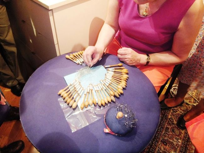 ブルージュはレースのお店が有名なのだそうです。<br />ベルギーがボビンレースの発祥地らしいですね！<br />イルマというお店で、実演してくれました。