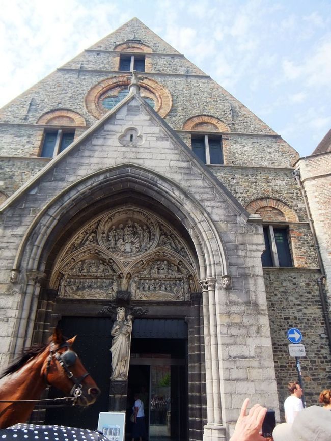 メムリンク美術館の前に馬。<br />絵になると思います。