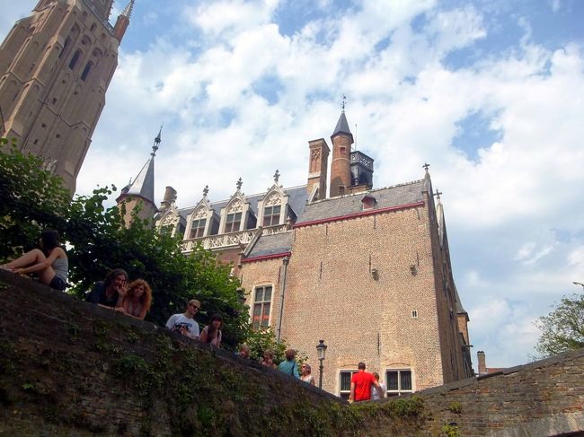 上からもクルーズ船を覗き込んでいます。<br />左は聖母教会の鐘楼でしょうか。そうなると、前はグル―トゥースか、グルーニングミュージアムでしょう。<br />http://in-bruges.co.uk/monuments-in-bruges/monuments-in-bruges.html<br /><br />を見たら、グル―トゥース博物館のような感じです。