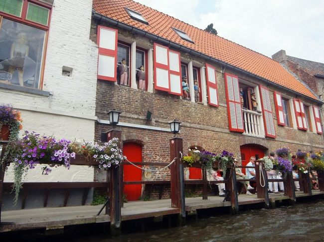 かわいい窓枠ですね。<br />でも、外に飛び出している人形は、どんな意味があるのでしょう？