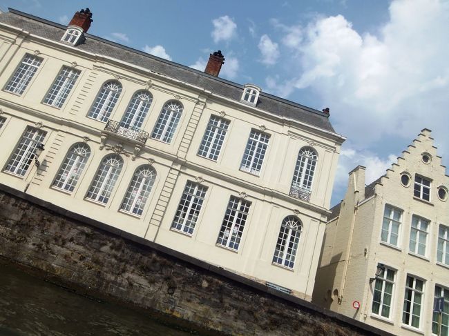 小学校らしいですね〜<br />ところで、もう忘れました。クルーズは途中でUターンしたと思うのですが、どの辺りだったかを。<br />ブルージュでは同じ観光スポットを何度も見たと思うのです（例えば、聖母教会）<br />クルーズを終えて、またミニ観光を再開します。