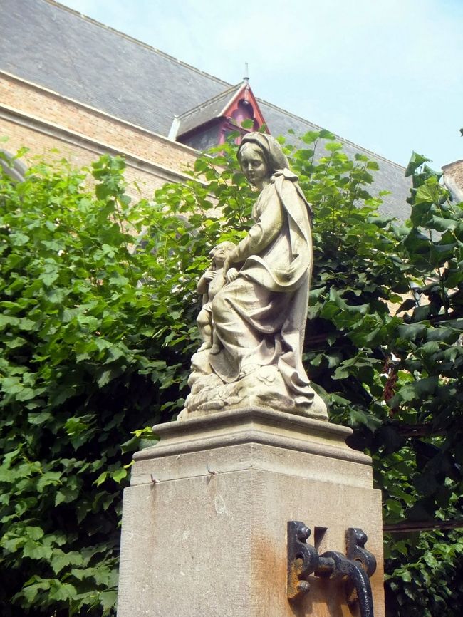 きっと、これは聖母教会にある聖母マリアの像でしょう。