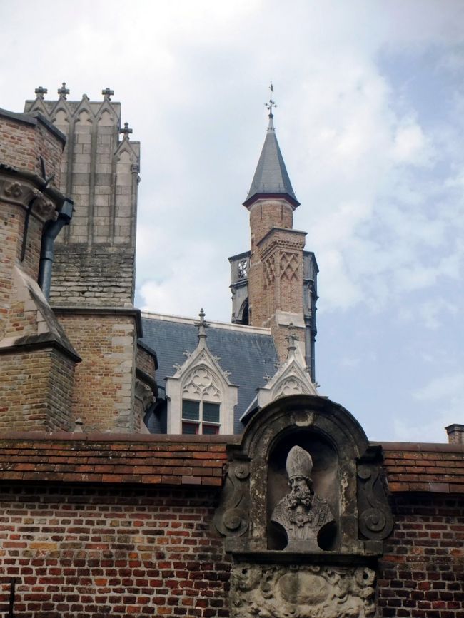 上の写真と時間差がほとんど無いということは、これも聖母教会。<br />あ〜、建物の名前を確認していくのも大変です。