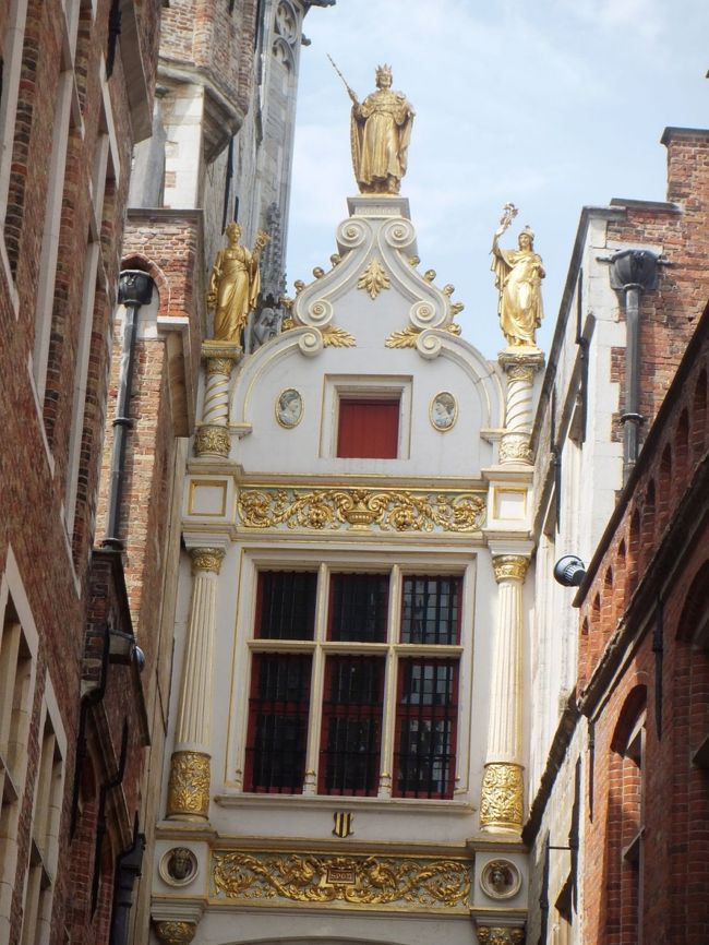 他の人の旅行記を見たら、これは門と言うかトンネルと言うか…ここを潜り抜けて、市庁舎のあるブルグ広場に行くようです。<br />きんきらきんで、とってもきれいです。