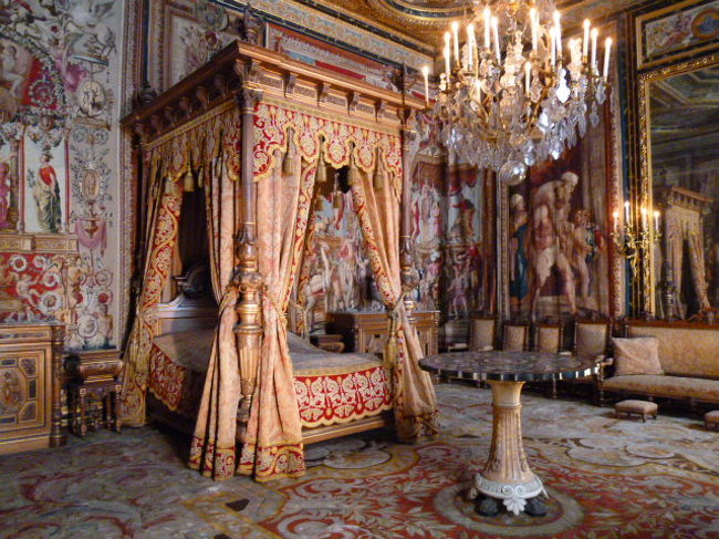 ええと、オーストリアのアン王女の寝室だそうです。<br />8世紀にわたって支配者階級が多数暮らしていたフォンテーヌブロー宮殿、王様やえらい人の名前が次々と出てくるので混乱します。<br /><br />エンジと金色がいかにも王族、といった寝室かな。<br />1660年代だそうです。<br /><br />