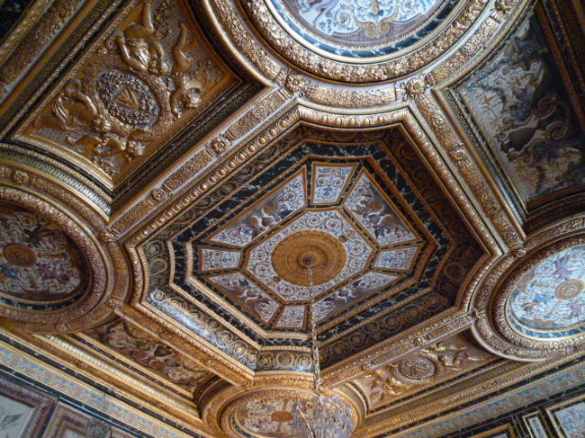 天井も金ぴかです。<br />ゆっくり眠れるのかなあ・・