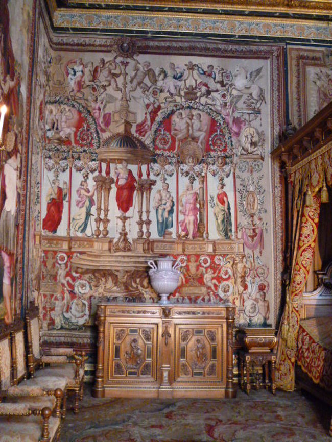 やはりこういう宮殿にはタペストリーは欠かせないですね。<br />状態よく保存されてます。