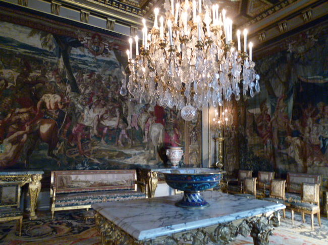 応接室かな。<br /><br />タペストリーづくし。