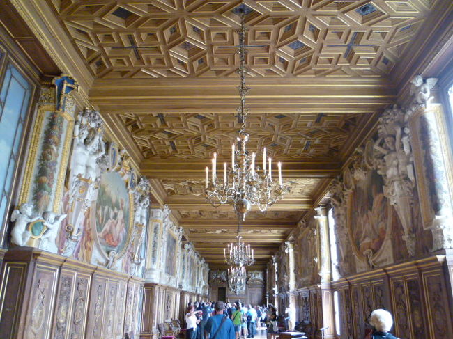 では、このフォンテーヌブロー宮殿がらみの一番の有名人？フランソワ一世の回廊です。<br /><br />ずらりと美術作品に囲まれた木目調の空間。<br />観光客はほお〜と見とれながら撮影バシバシ。