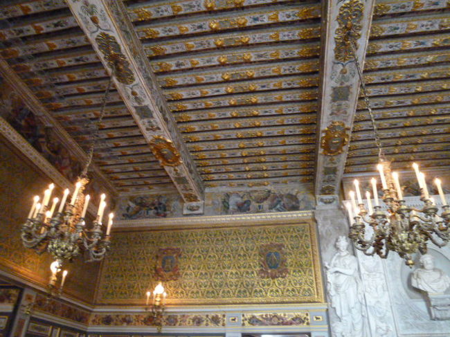 お隣の天井の木目細工が美しい部屋は衛兵の間。<br /><br />こんな豪華なんですね。天井の細工はこちらが一番かなと感じました。<br />イタリアっぽい雰囲気ですかね。<br />イタリアから多数職人を連れてきて絵画やら芸術部門を充実させたそうで。