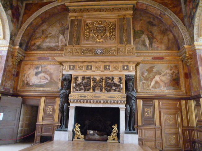 お次は舞踏の間。<br />確かに広い。<br /><br />木目が主調なので穏やかな感じですね。