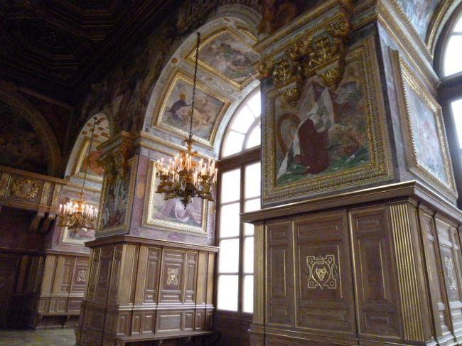 柱のアーチも見事に飾り立てられています。