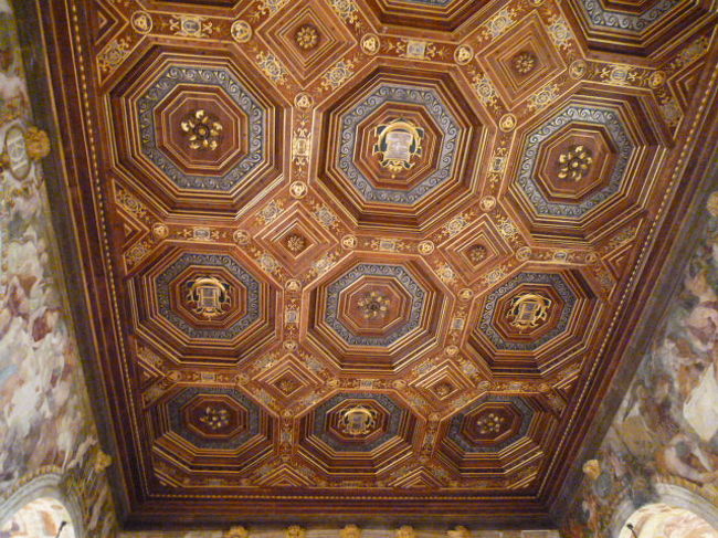 天井。<br />これは日本でも見かけそうな模様かも。