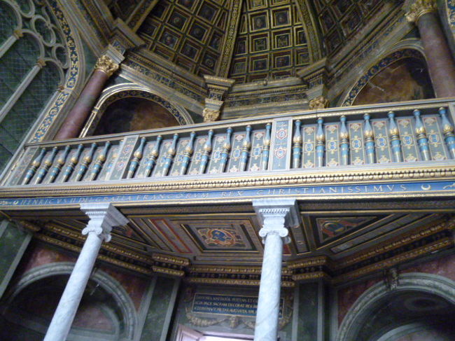 お次は教会。舞踏ホールのお隣が教会になっています。<br /><br />で、二階建ての教会。名前は発音わかりませんが<br />Saint-Saturninだそうです。