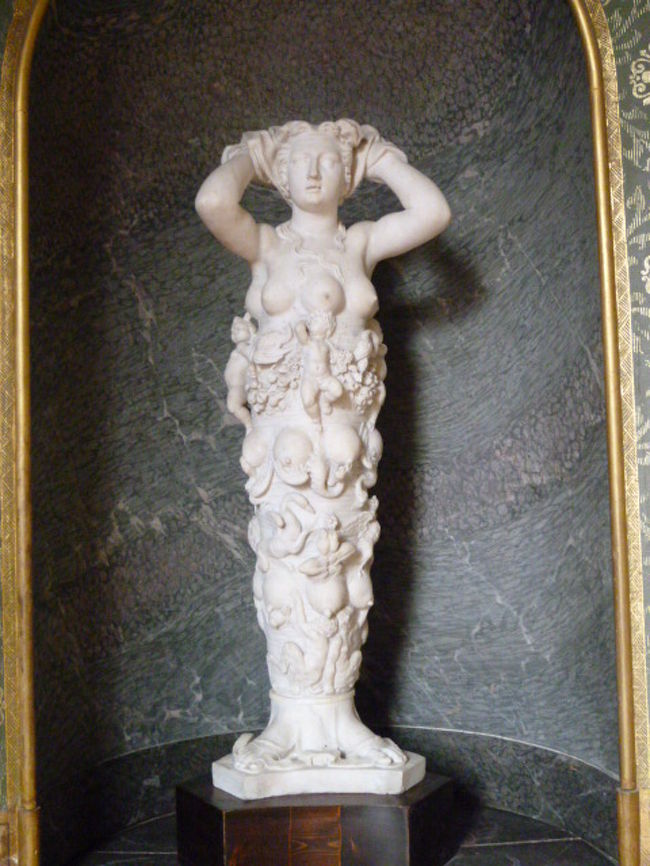 お次の部屋はかなり趣きが異なります。<br />rotondoって書いてありましたけど・・なんでしょう。<br /><br />おっと、目を引くキュートな白い彫像。<br />ポーズがなんとも印象的です。<br /><br />フランソワ一世のためにイタリア人のピッコロ・ペリコリが制作したそうです。<br /><br />