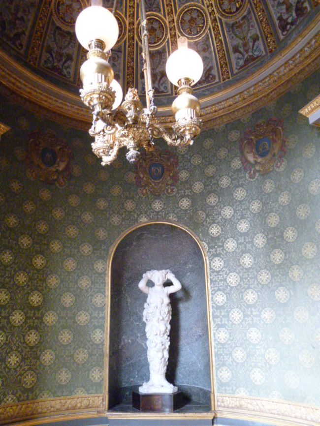 割とシンプルな部屋なので彫像が引き立ちますね。