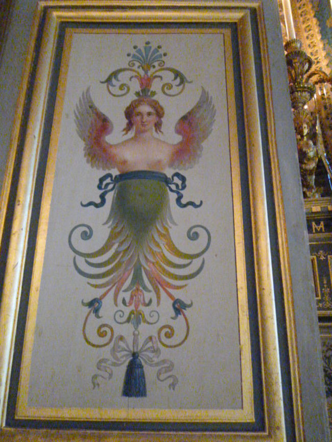 長くなったのでここで分割します。<br /><br />フォンテーヌブロー宮殿がらみで撮影した画像は300枚以上でした。<br />ピンぼけですぐに消去した画像もありましたけど。<br /><br />とにかく8世紀にわたるフランス文化（イタリアからかなり人材やら投入してますが）の華を見られるのですから、素晴らしい被写体ばかり。いいカメラが欲しくなりますね。