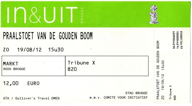 いよいよ、ゴールデンツリーのお祭り見物です。<br />私の席は、820番。<br />ところが、８列目の私の席に行くと、何とそこには先着で座っている人がいるではありませんか！<br />こんなサプライズは要らんわ〜<br />座っているおっさん（これでいいのだ！ピッタリ〜）にチケットを見せたら、「チェンジ」とのたまう。おっさんのチケットは910番。おお〜、上の段じゃないか。