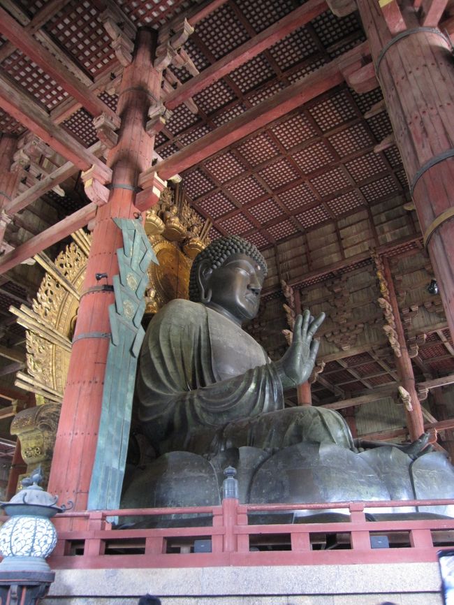 東大寺までぼちぼちと歩き、南大門の仁王様を拝んだ後、大仏殿を拝観。<br />三脚禁止ですが、写真撮影は大丈夫です。