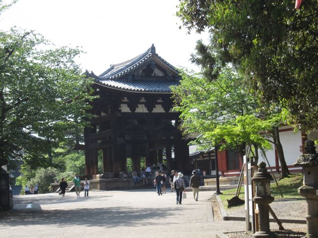 国宝の鐘楼（鎌倉時代）と梵鐘（奈良時代）を横に見て