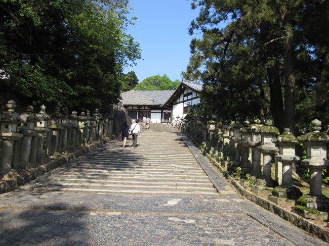 二月堂に向う石段を上がって行きます