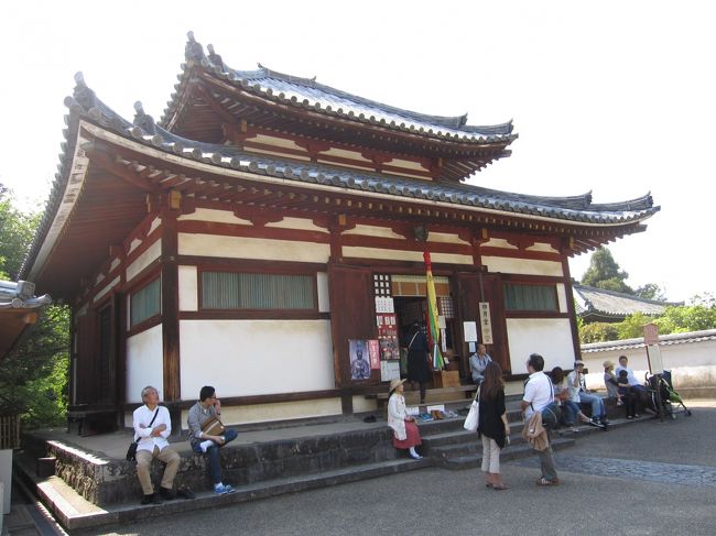 以下、東大寺のホームページから引用<br />四月堂（正式名称：三昧堂、国指定重要文化財）では、本尊千手観音像（重文）、阿弥陀如来坐像（重文）などを安置